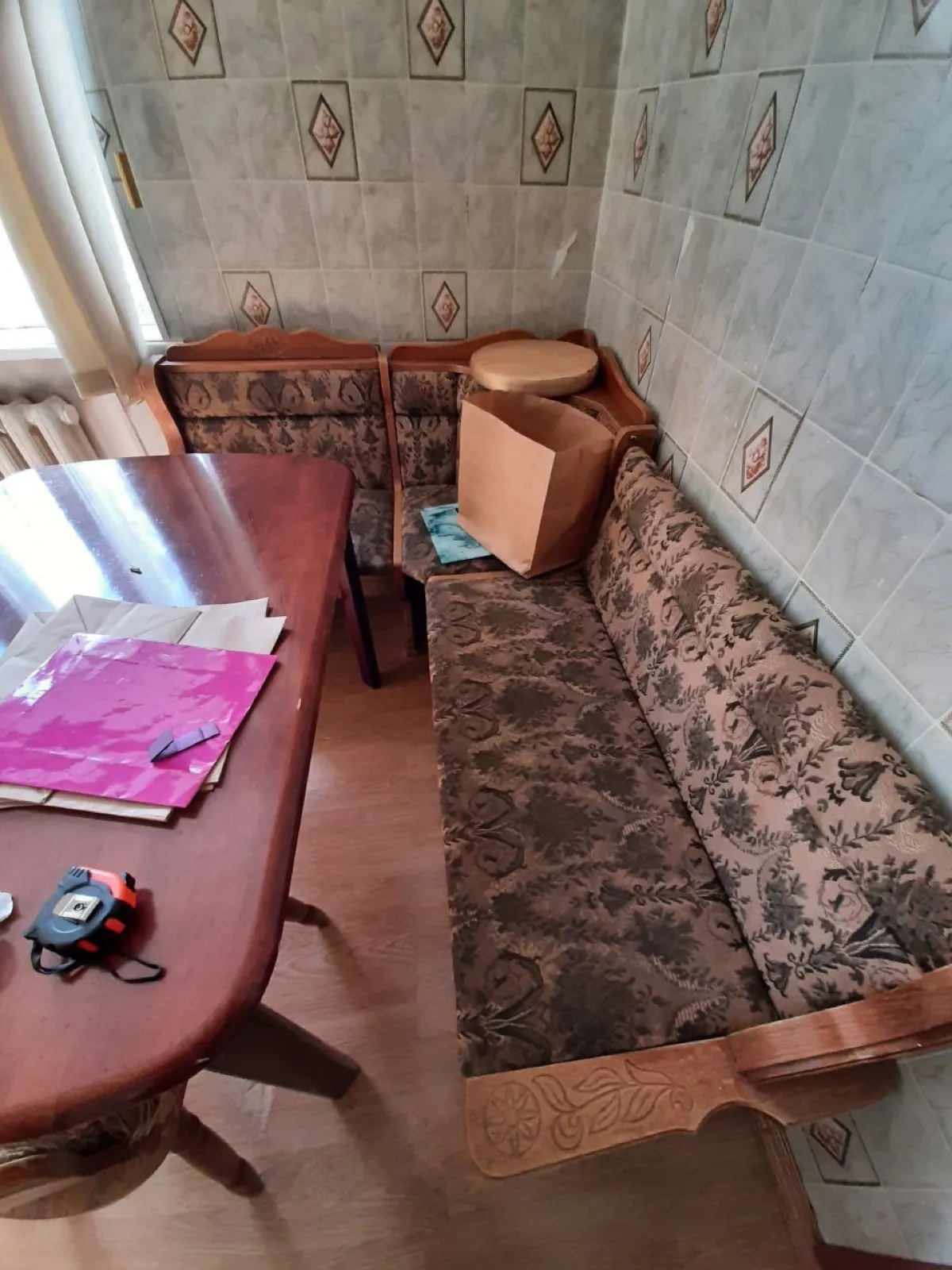 Уголок и стулья в одной ткани — до